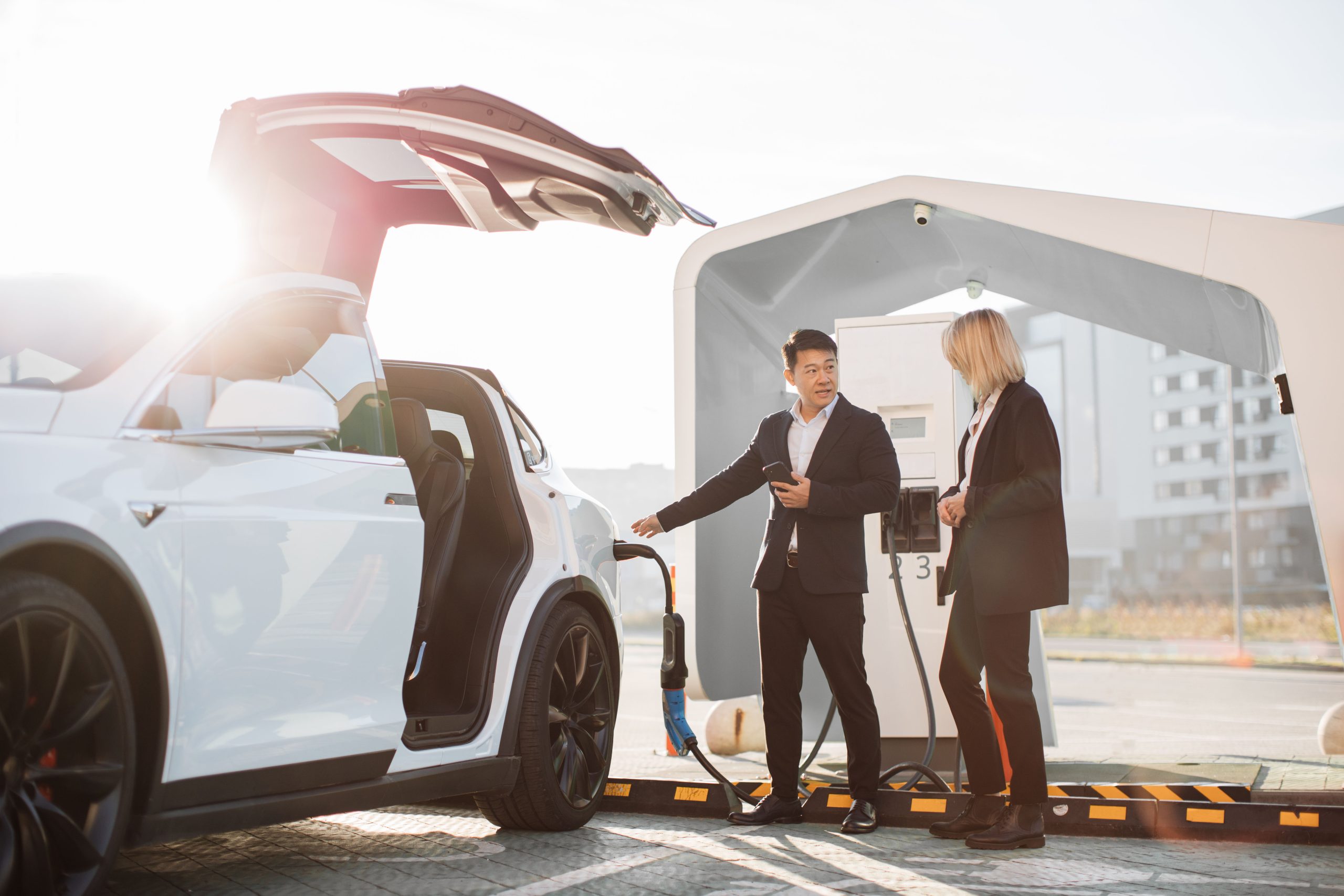 Man laadt zijn elektrische auto op met een laadpaal