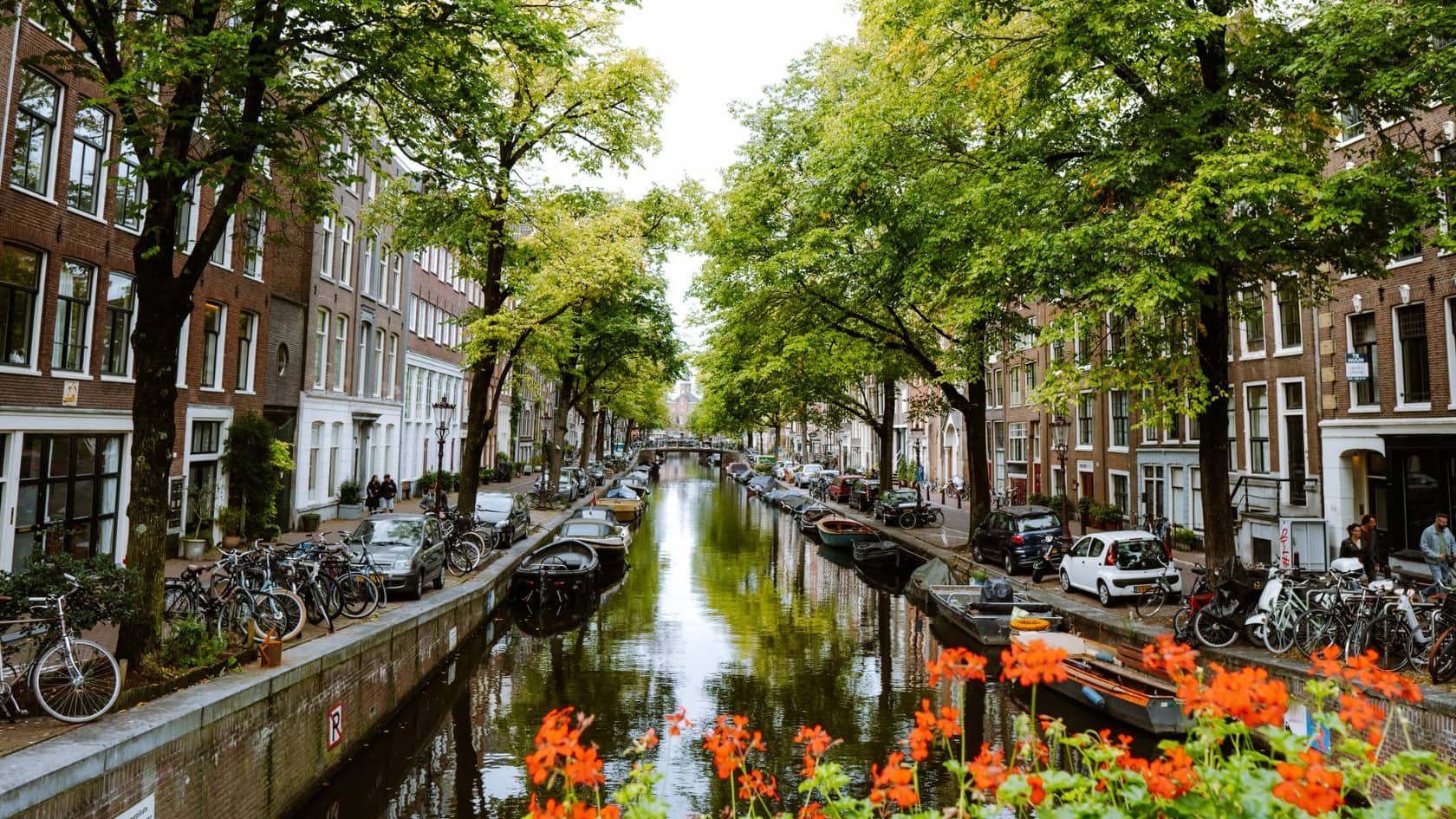 De gracht van Amsterdam, de stad waar wij onze laadpaal reparaties uitvoeren